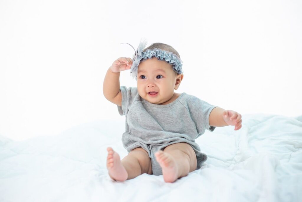 baby grabbing back of head